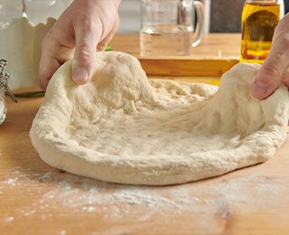 Persona amasando, paso clave al momento de preparar la focaccia italiana