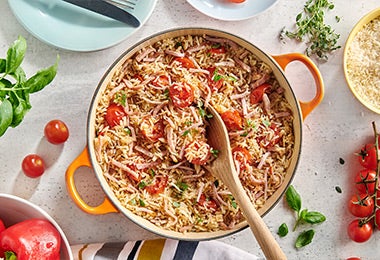 Arroz negro salvaje acompañado con tomates y morrones en toma cenital