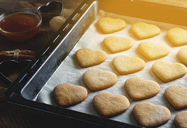 Bandeja para hornear con galletitas en forma de corazón