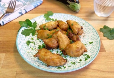 Plato de buñuelos de banana, semejantes a los buñuelos de mandioca