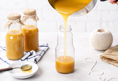 Caramelo líquido para pepitoria siendo vertido en una botella de vidrio