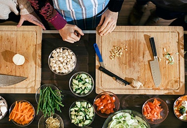 Tabla de corte con ingredientes cortados para hacer sofrito