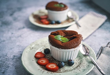 Coulant de chocolate con frutillas y arándanos en molde ramequin