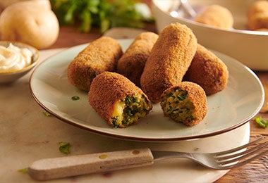 Croquetas de espinacas y queso apanadas con pan rallado