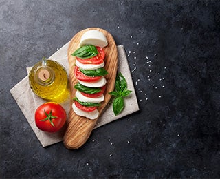 Ensalada caprese de mozzarella, tomate y albahaca, perfecto para comer junto con la focaccia italiana