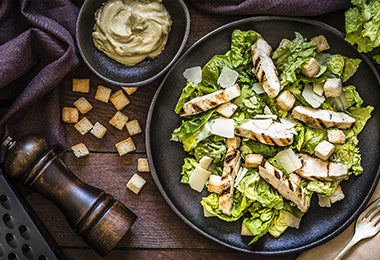 Ensalada con pollo, crotones y garbanzos, una comida con menos de 5 ingredientes