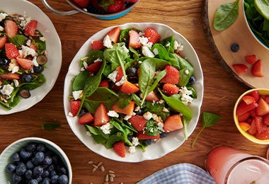 Ensalada mixta con varios tipos de frutilla vista desde arriba