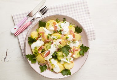 Ensalada de papa con crema y panceta, uno de los tipos de recetas para este acompañamiento