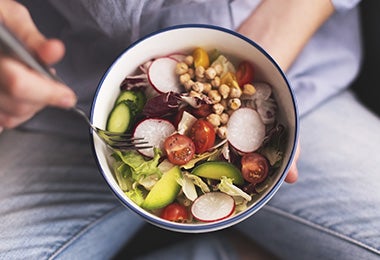 Una ensalada con verduras frescas es una cena sin gluten ideal