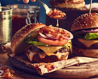 Hamburguesa con chutney de mango y ananá con ingredientes frescos