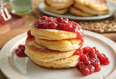 Pancakes con salsa de grosellas rojas