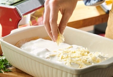 Lasaña bañada en salsa gorgonzola y queso parmesano