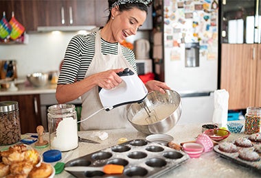 Mujer preparando masa para hacer tortas marmoladas