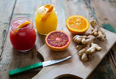 Naranja, pomelo y jengibre para preparar jugo con exprimidor de cítricos