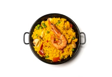 Deliciosa paella valenciana con gambas vista cenitalmente.