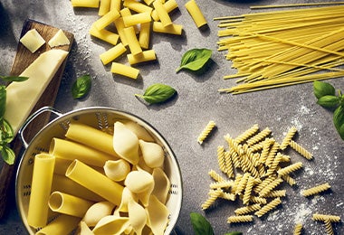 Pasta fresca y cruda lista para ser preparada a la carbonara con pollo y panceta.