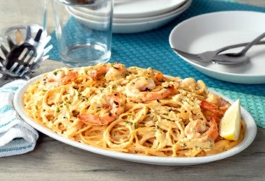 Pasta con gambas y mariscos.