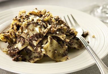 Pasta casera con semillas de amapola y hongos en un plato hondo