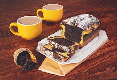  Torta marmolada, rebanadas y chocolate caliente