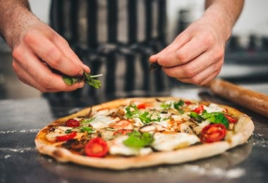 Pizza con queso provolone y otros ingredientes.