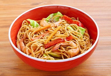 Plato de soba con wasabi, camarones y vegetales