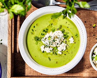 Vichyssoise servida en un bowl blanco con crema de leche