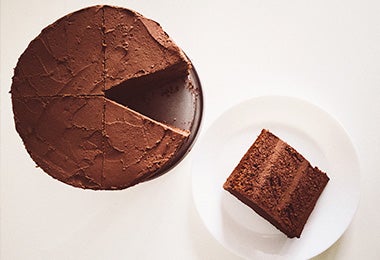 Una porción de Tarta Sacher en un plato en una toma cenital