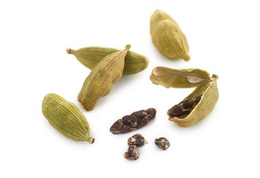 Seis semillas de cardamomo verde