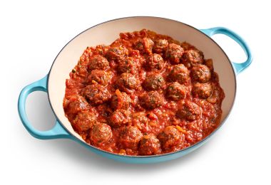 Sartén con albóndigas en salsa amatriciana