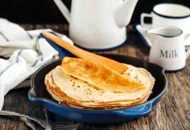 Sartén con masas de harina para hacer galette en casa