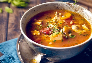 Sopa de tomate, papa y carne, una receta de cocción lenta servido en un plato hondo