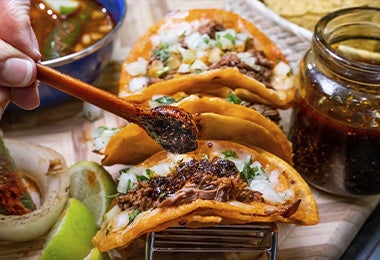 Tacos con carne, cebolla y salsa, un almuerzo sin gluten para compartir