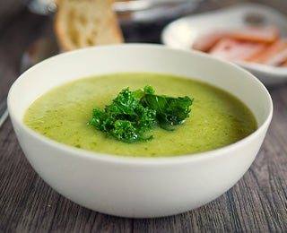 Vichyssoise en bowl con kale