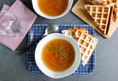 Waffles partidos a la mitad con salsa