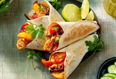 Tres exquisitos wraps de pollo, excelente para acompañar tu jugo de zanahoria con limón.