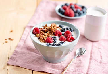 Yogurt casero recién preparado con frutos rojos, cereal y avena