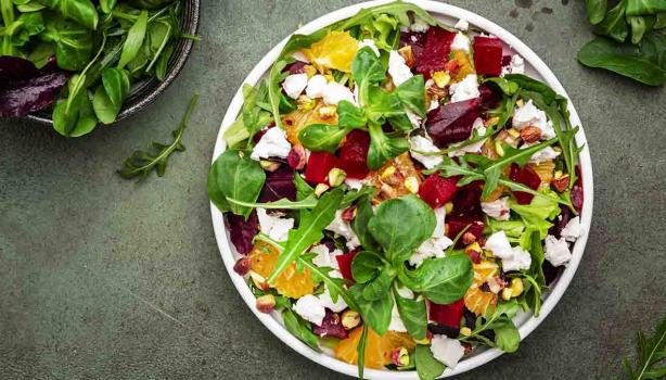 Ensalada en cenital con hojas verdes, remolacha, queso y frutos cítricos, un plato que podés conservar en casa