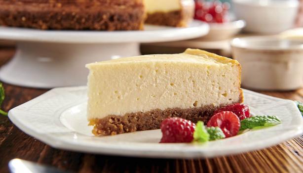 Cheesecake neoyorquino con frambuesas para celebrar su Día Internacional