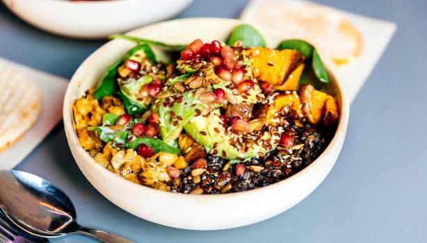 Lentejas, arroz, palta y semillas en un almuerzo sin gluten