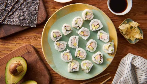 Plato de sushi con wasabi, salsa de soja y palta