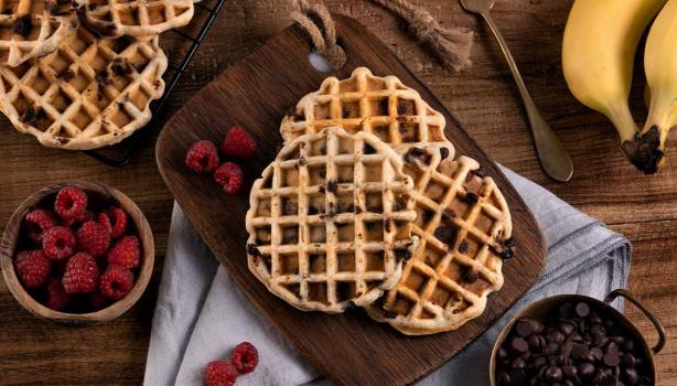 Waffles de banana con chocolate y frambuesas