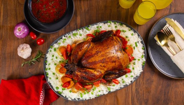 Bandeja con receta de pollo entero al carbón