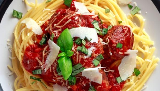 Plato de pasta con salsa amatriciana