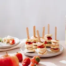 Mini brochette de pancakes y fruta