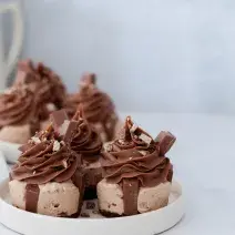 Mini cheesecake de chocolate y KitKat