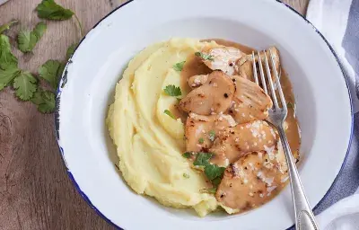 Pollo agridulce con puré al curry