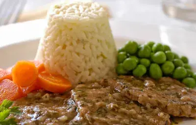 Escalopes al marsala con verduras y arroz