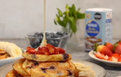 Pancakes con arándanos y leche condensada