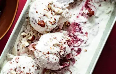 Helado de vainilla y frutos rojos