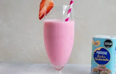 Batido de frutilla con leche condensada